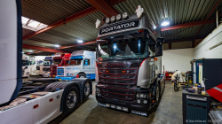 20251019-Tom-Holding-00140